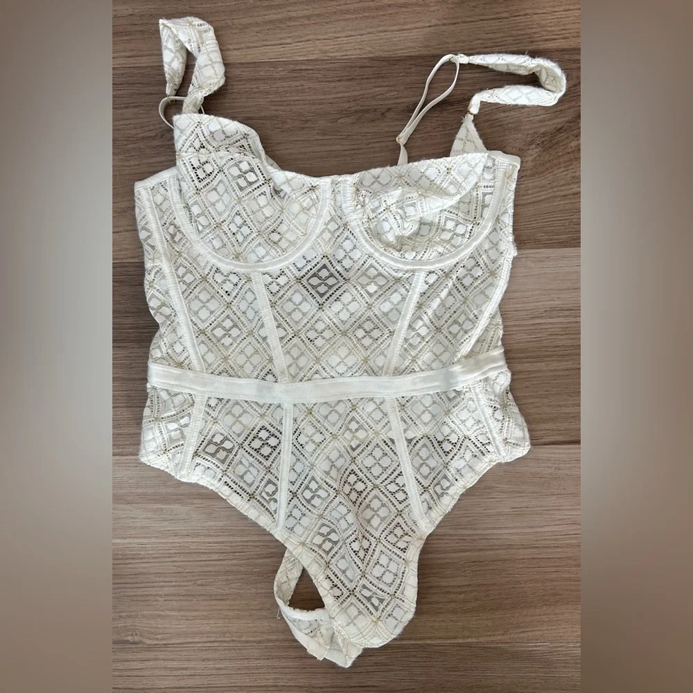Kilo Brava Lace Underwire Bodysuit Medium Shell White Patterned Lace
